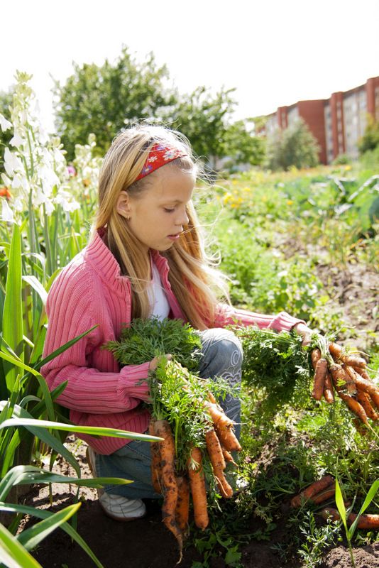 Children in Garden (4)