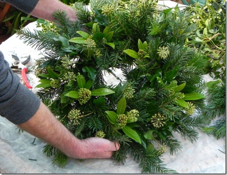 How to Make a Christmas Wreath - Gardening