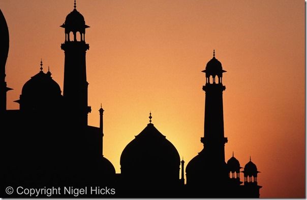 Part of the Taj Mahal silhouetted by the setting sun, Agra, India, Shooting into the sun, how to shoot into the sun, silhouette, silhouettes, Contre jour, Backlit portraits, Backlit, sunrises, sunsets, exposure, online photography course, class, Sun,  Creative, Photography