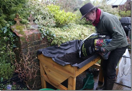 Filling with compost